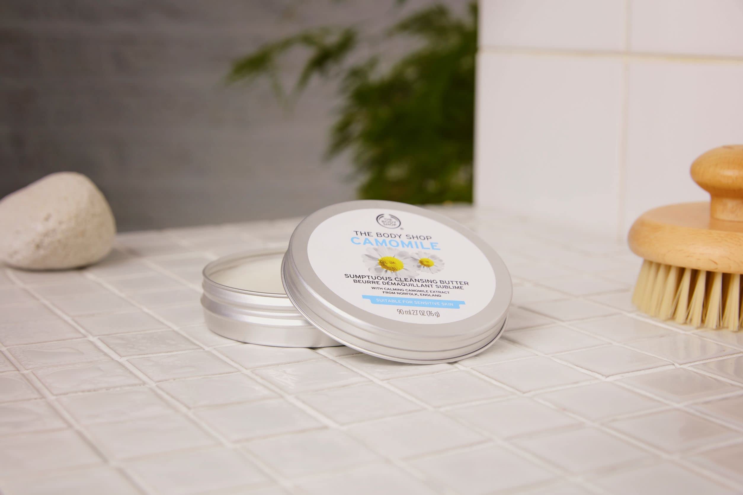 The Body Shop Camomile Sumptuous Cleansing Butter dans le pot, convient aux peaux sensibles.