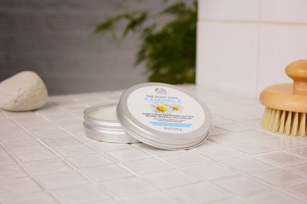 The Body Shop Camomile Sumptuous Cleansing Butter dans le pot, convient aux peaux sensibles.