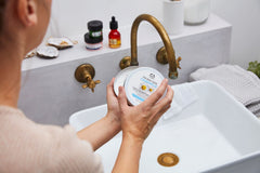 The Body Shop Camomile Sumptuous Cleansing Butter, texture riche qui nourrit en douceur.