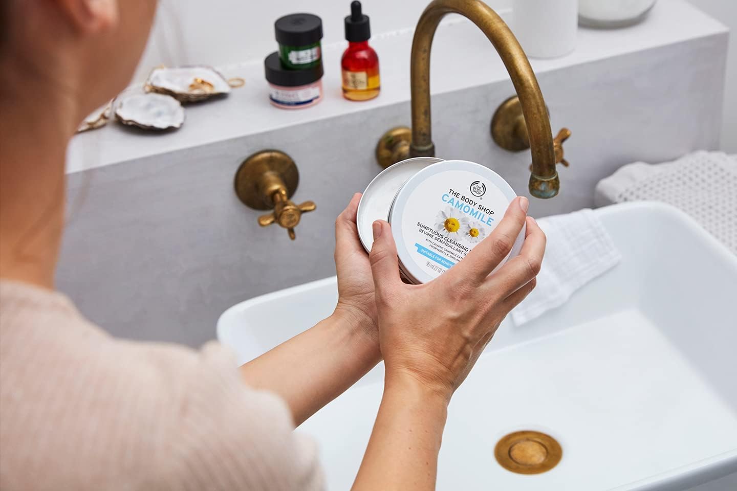 The Body Shop Camomile Sumptuous Cleansing Butter, idéal pour peaux sensibles et lentilles.