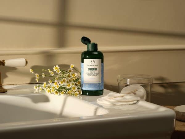 Démaquillage efficace avec Camomille, évite les traces et apaise la peau.