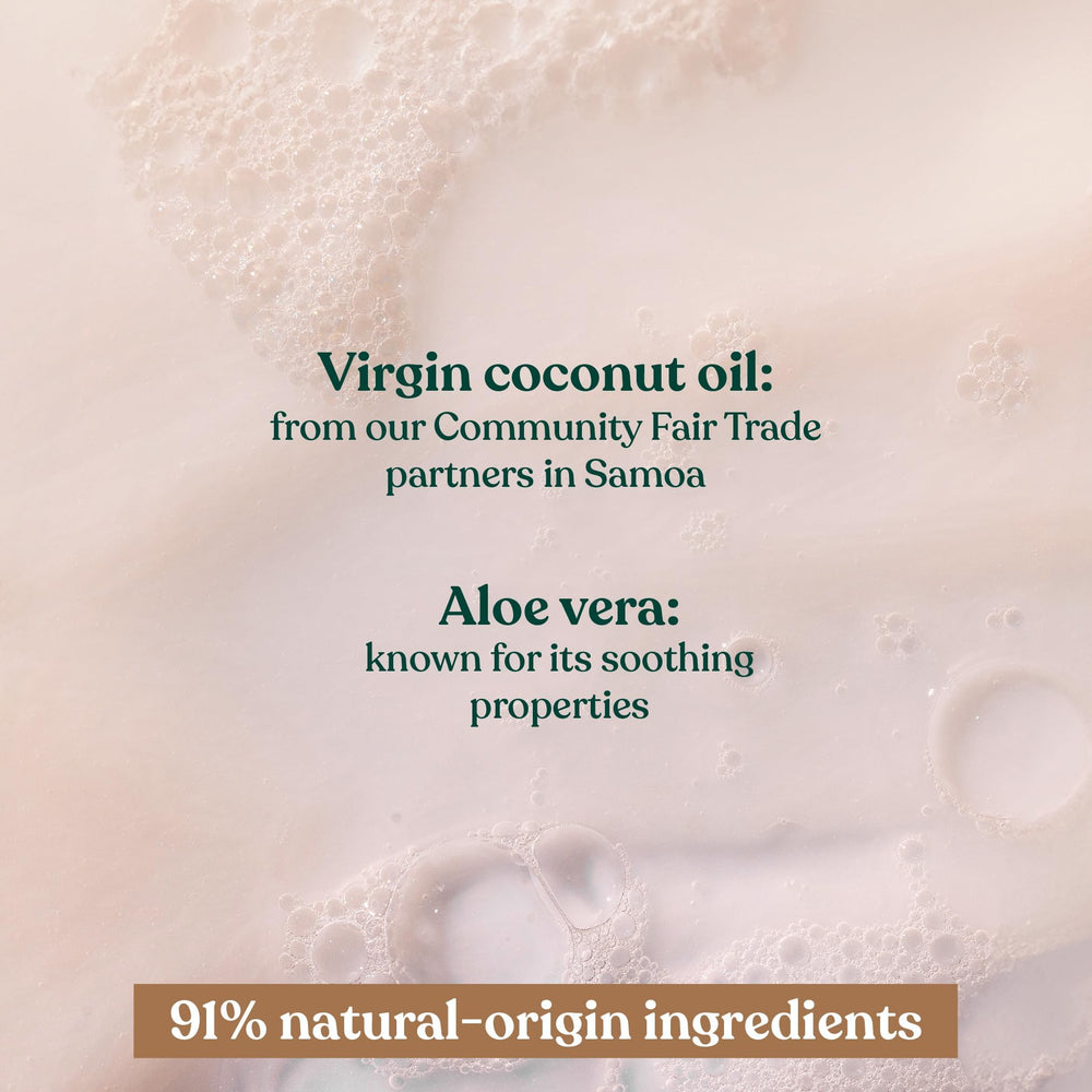 Lavage délicat qui laisse la peau propre et souple avec The Body Shop Coconut Shower Cream.