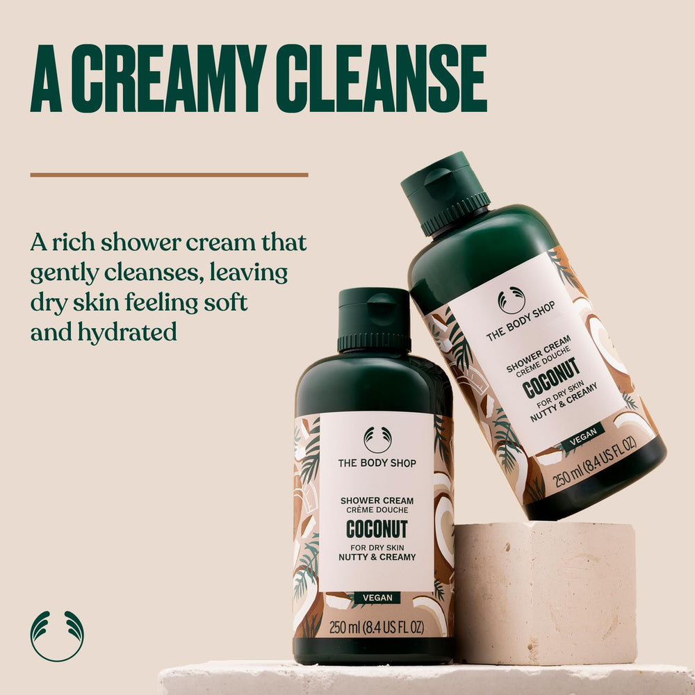 Texture mousseuse du Coconut Shower Cream offrant une douche douce et hydratante.