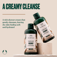 Texture mousseuse du Coconut Shower Cream offrant une douche douce et hydratante.