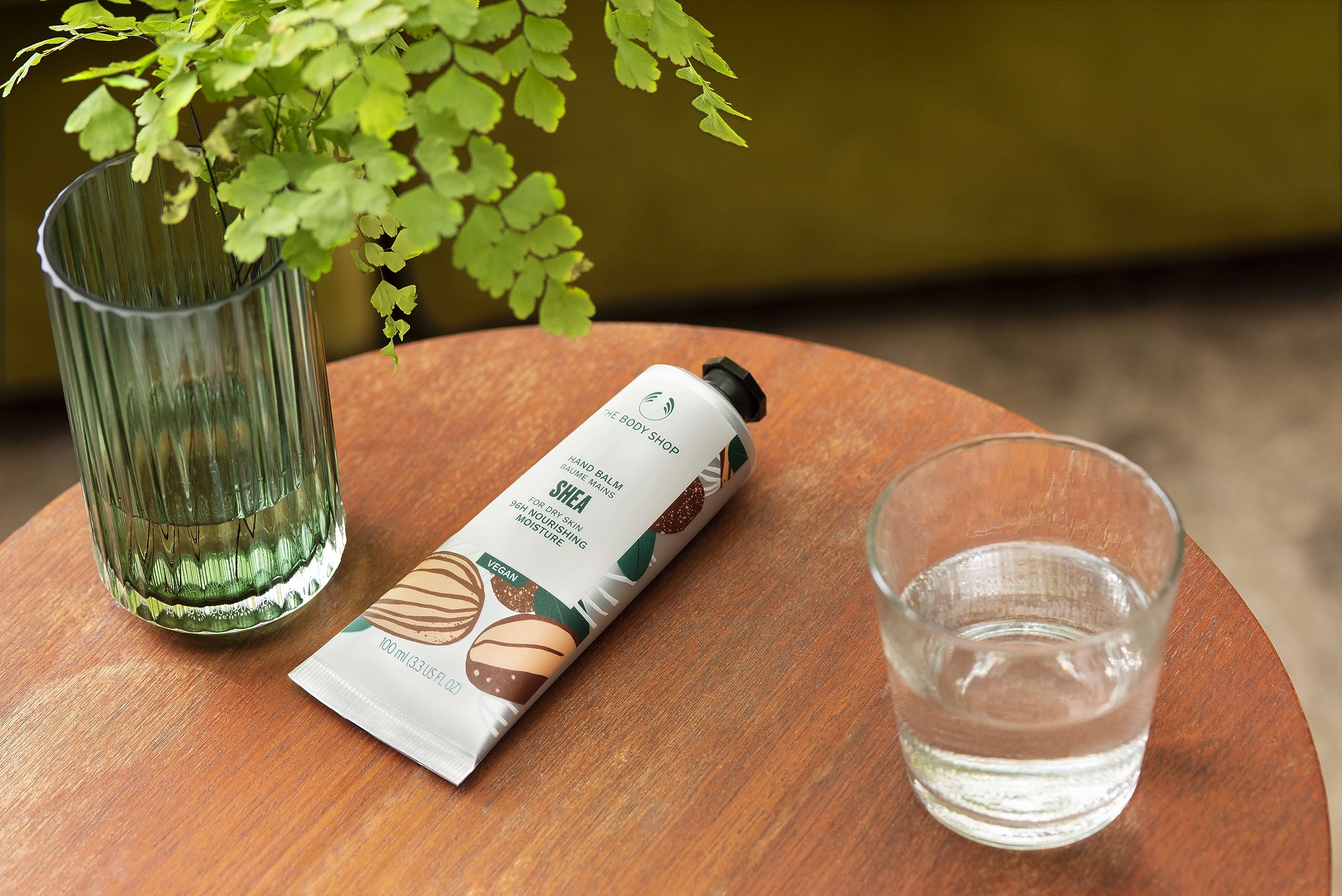 The Body Shop Shea Hand Balm, application nomade pour mains sèches.
