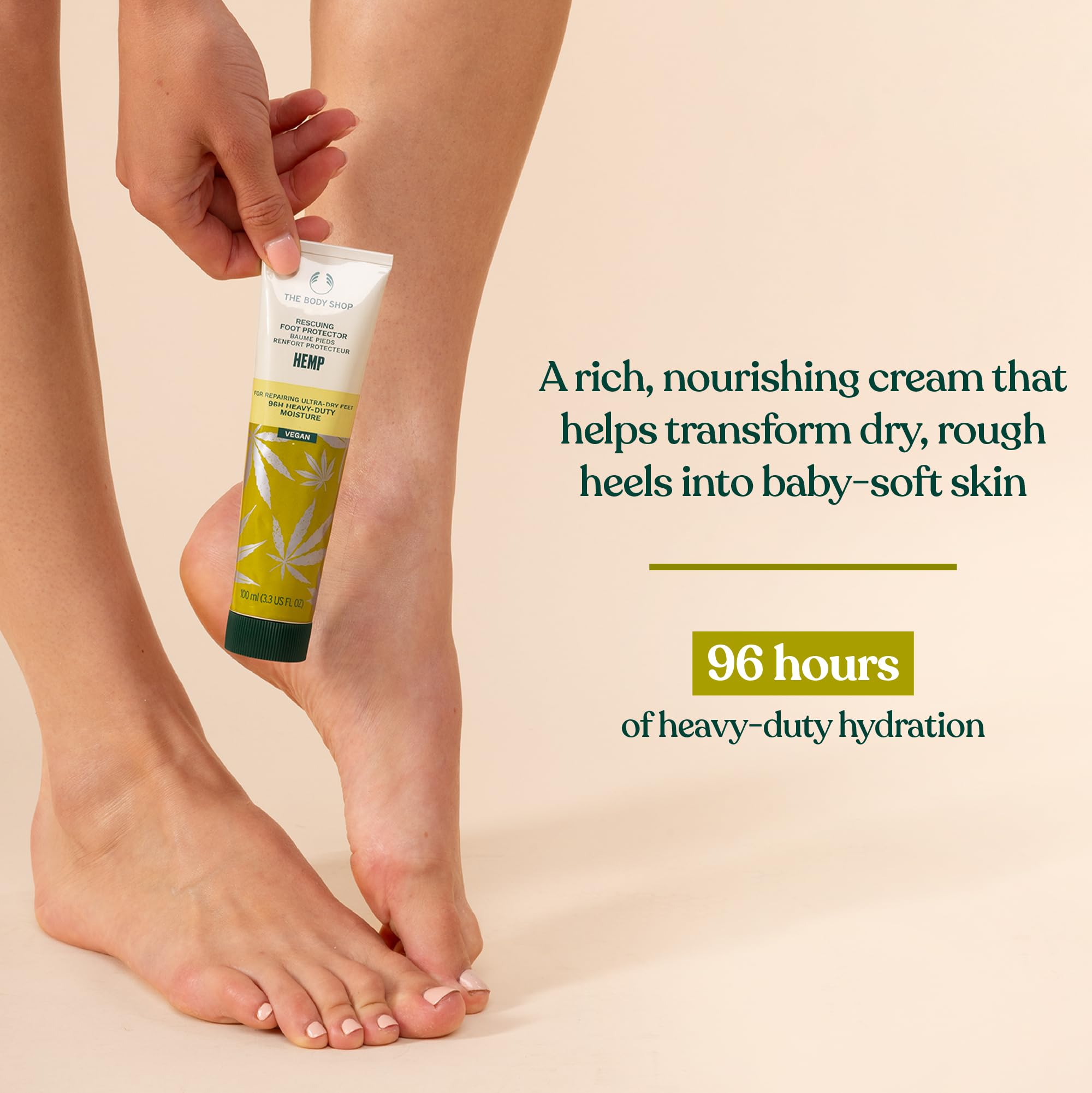 Texture riche du Hemp Foot Protector qui fond sur les pieds et adoucit les zones sèches.