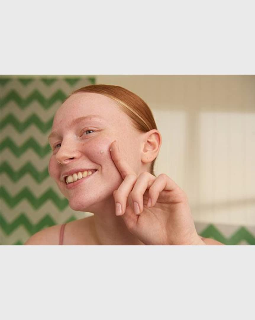Application ciblée sur l’imperfection, The Body Shop Tea Tree Gel action rapide apaise.