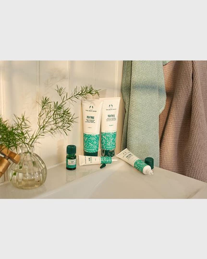 Gel purifiant The Body Shop Tea Tree appliqué sur le visage, usage nocturne possible.