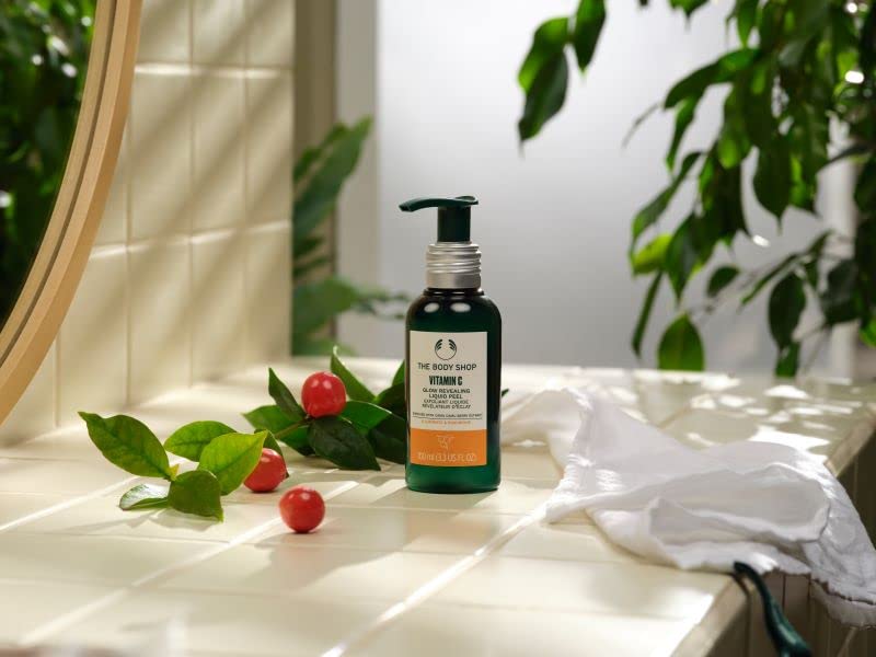 Texture-nouilles The Body Shop Vitamin C Glow-Revealing Liquid Peel nettoie en douceur