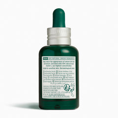 The Body Shop sérum sur peau propre, quelques gouttes pour un teint lumineux.