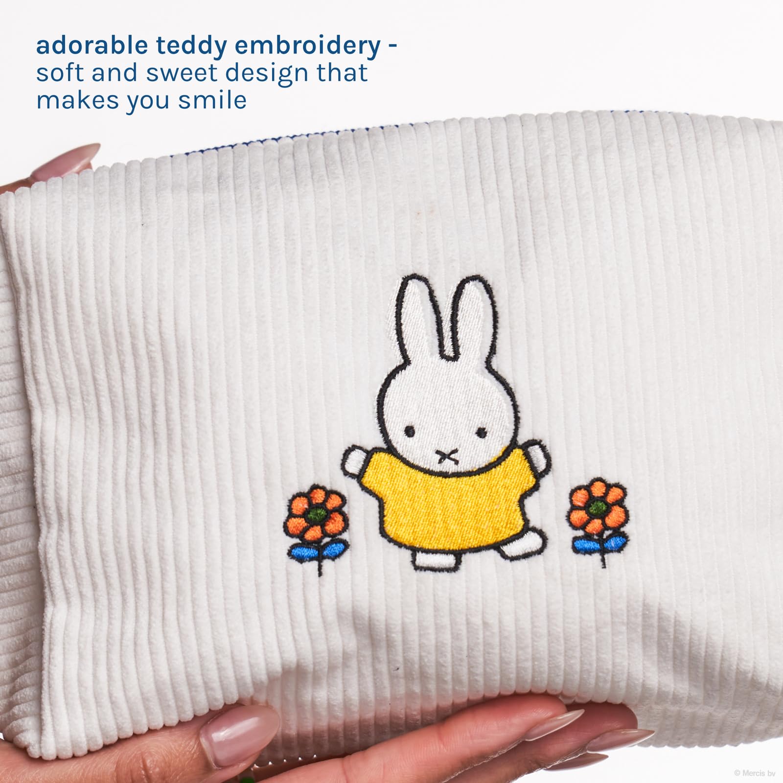 The Crème Shop x Miffy texture velours côtelé, durable et doux pour vos articles de toilette.