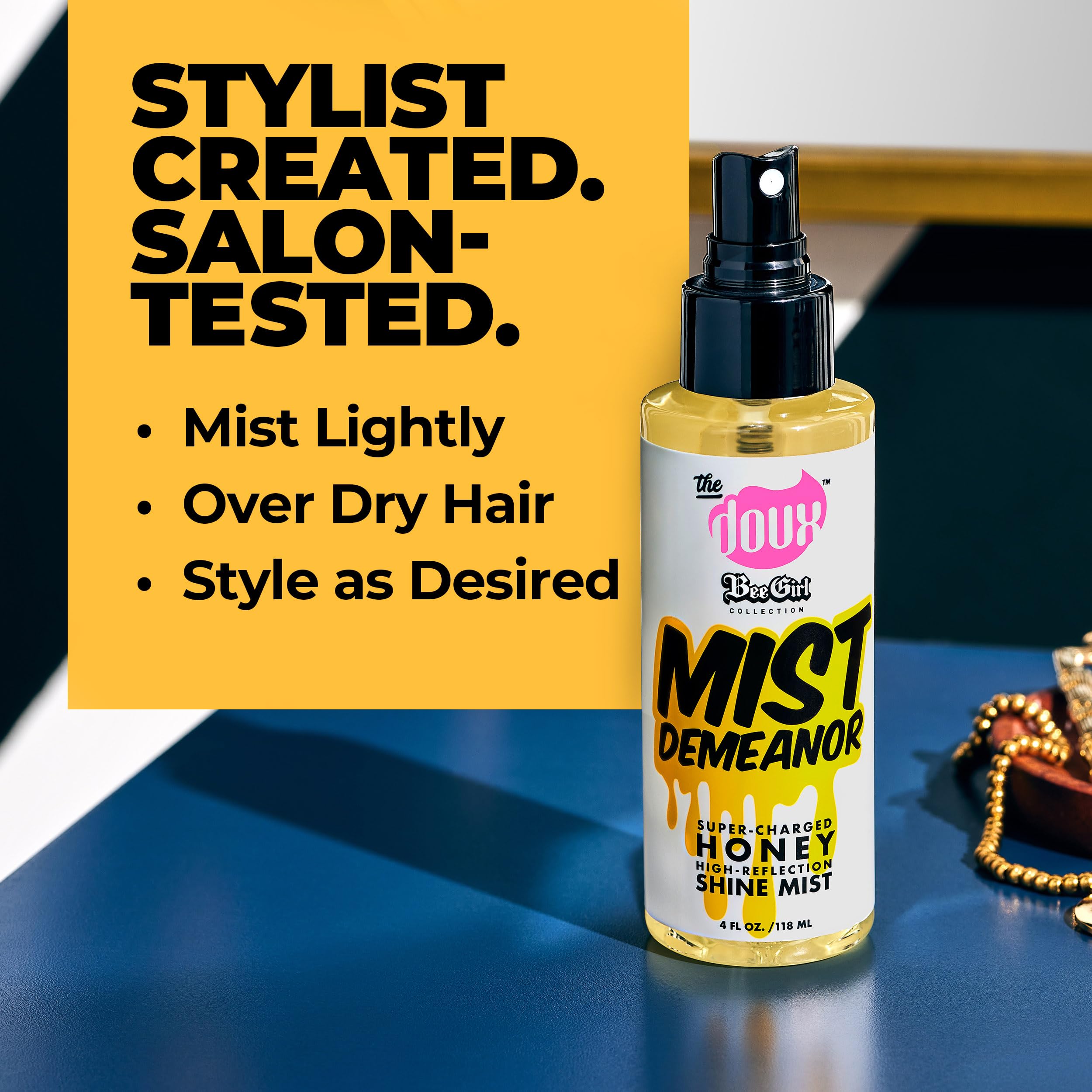 Le Doux Mist Demeanor spray appliqué sur cheveux bouclés pour définition et éclat.