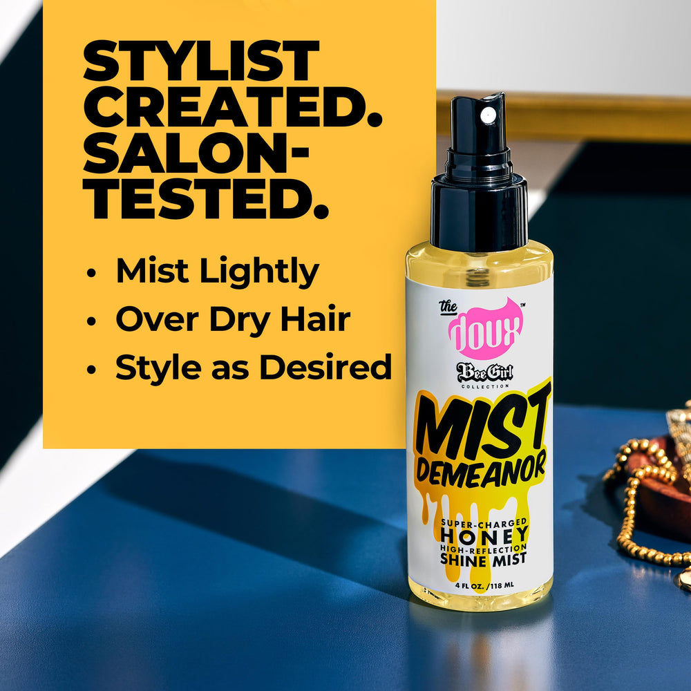 Le Doux Mist Demeanor spray appliqué sur cheveux bouclés pour définition et éclat.