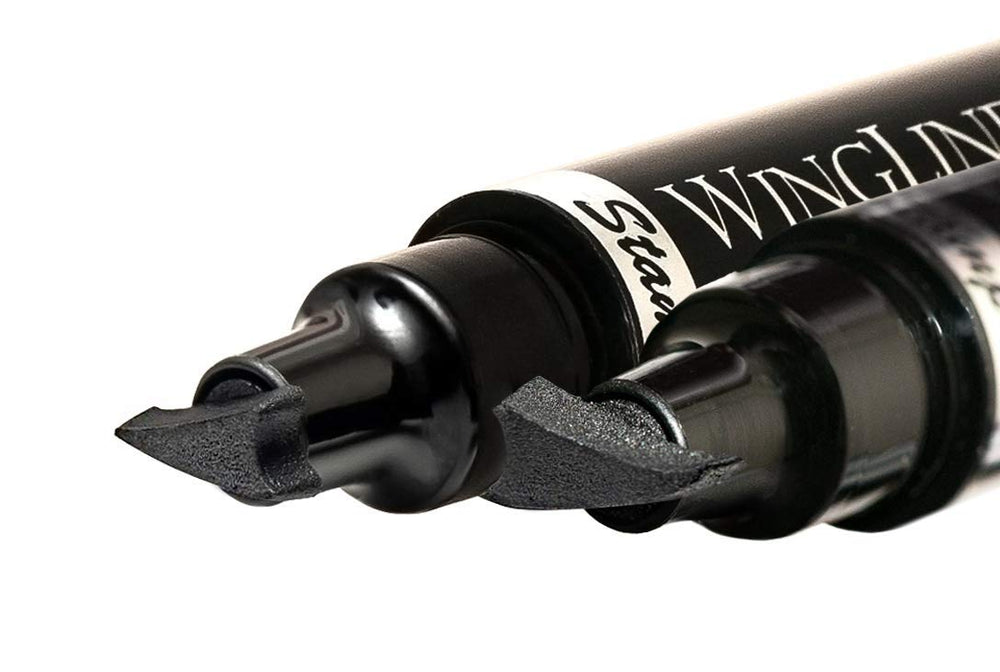 The Flick Stick etui-portable-noir: rangement compact pour retouches.