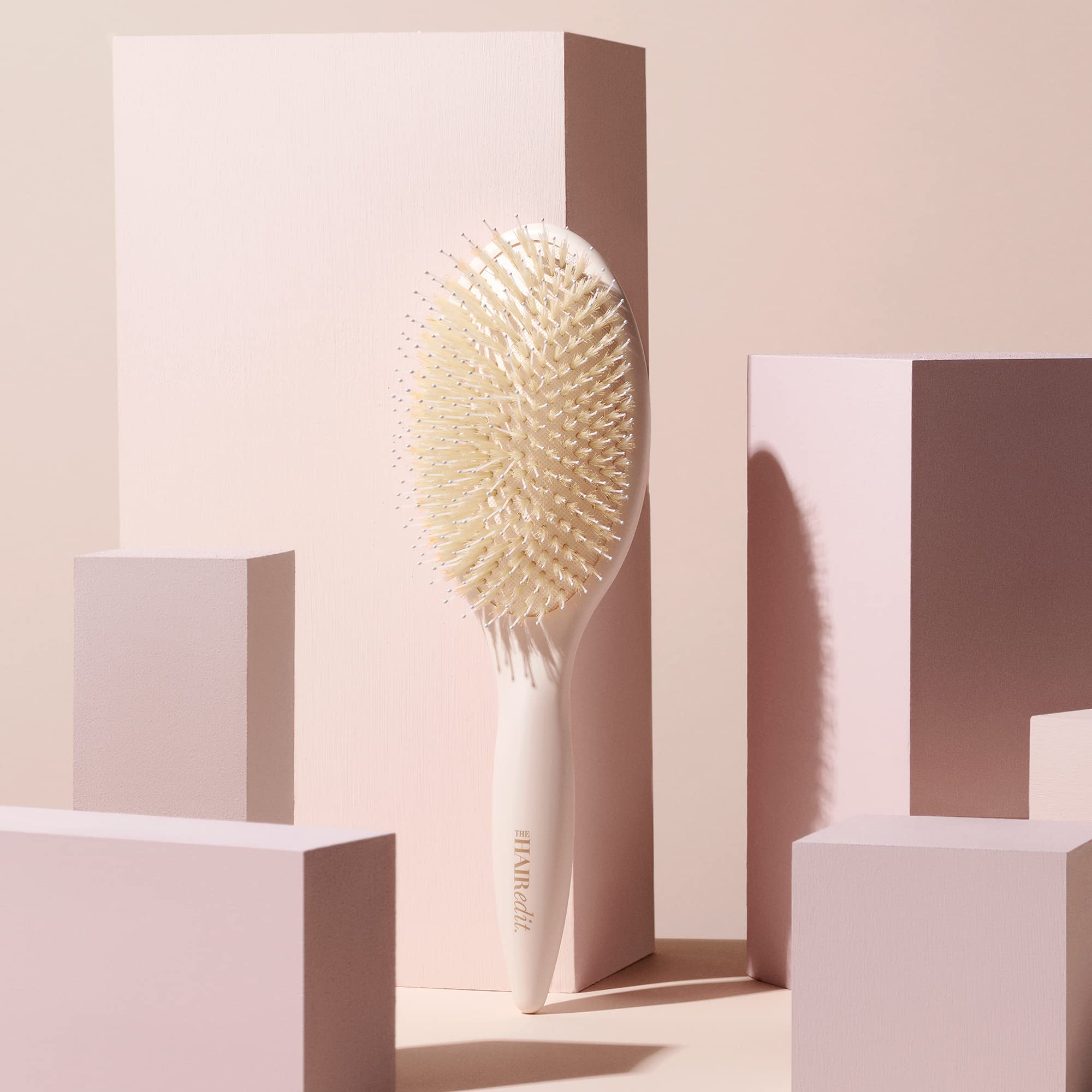 The Hair Edit brosse-frisottis-controle aide à lisser les frisottis pour un fini plus homogène.