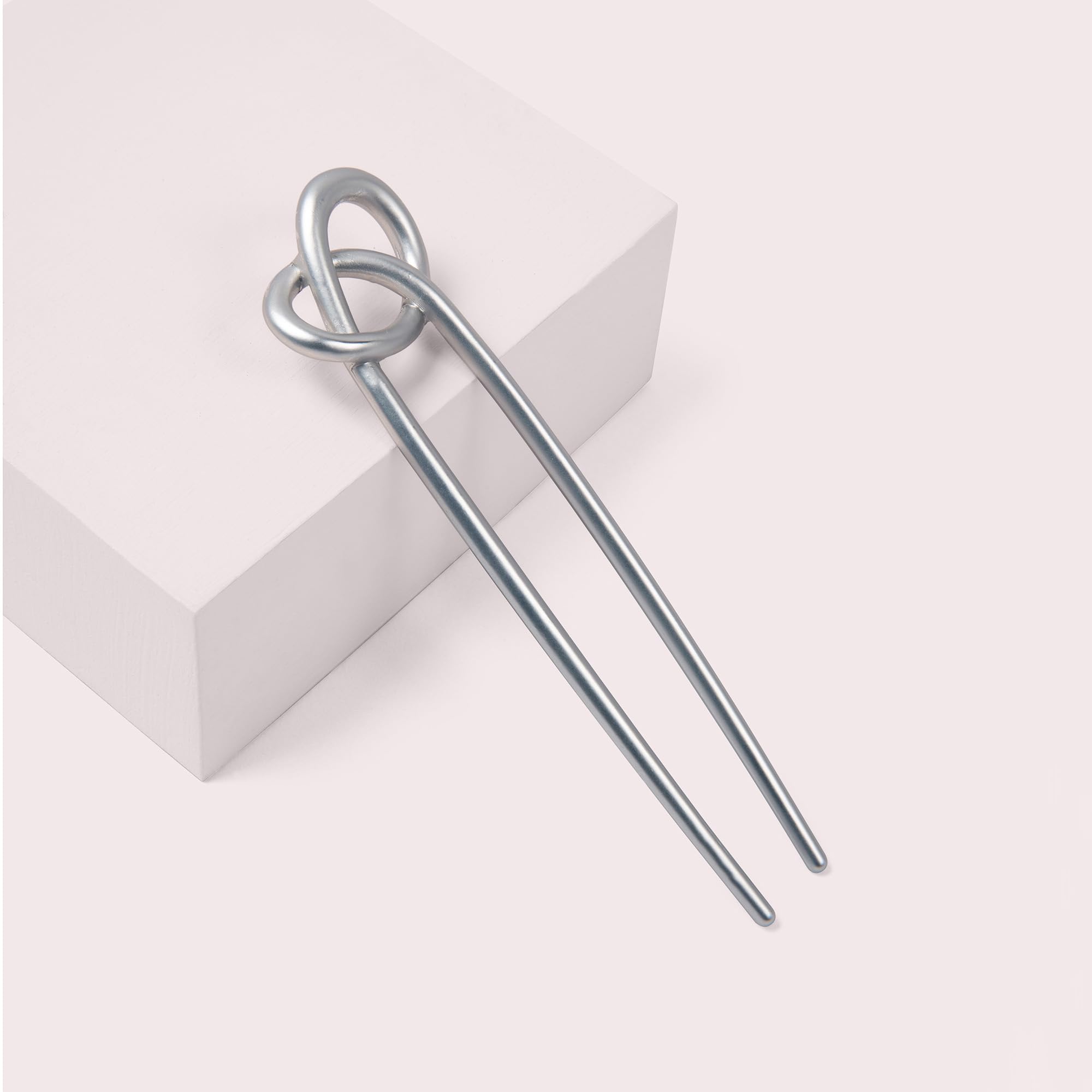 The Hair Edit Knotted Chignon Pin – finition mate et design chic pour demi-queue élégante.