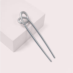 The Hair Edit Knotted Chignon Pin – finition mate et design chic pour demi-queue élégante.