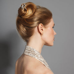 The Hair Edit Knotted Chignon Pin – fini argenté mat, glisse en douceur dans les cheveux.