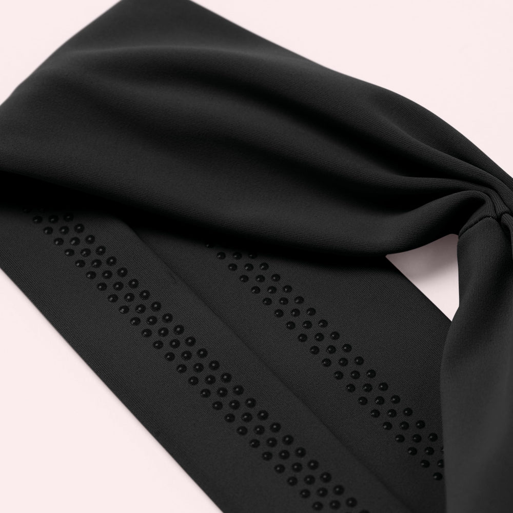 Bandeau The Hair Edit noir, look soigné pour travail et loisirs.