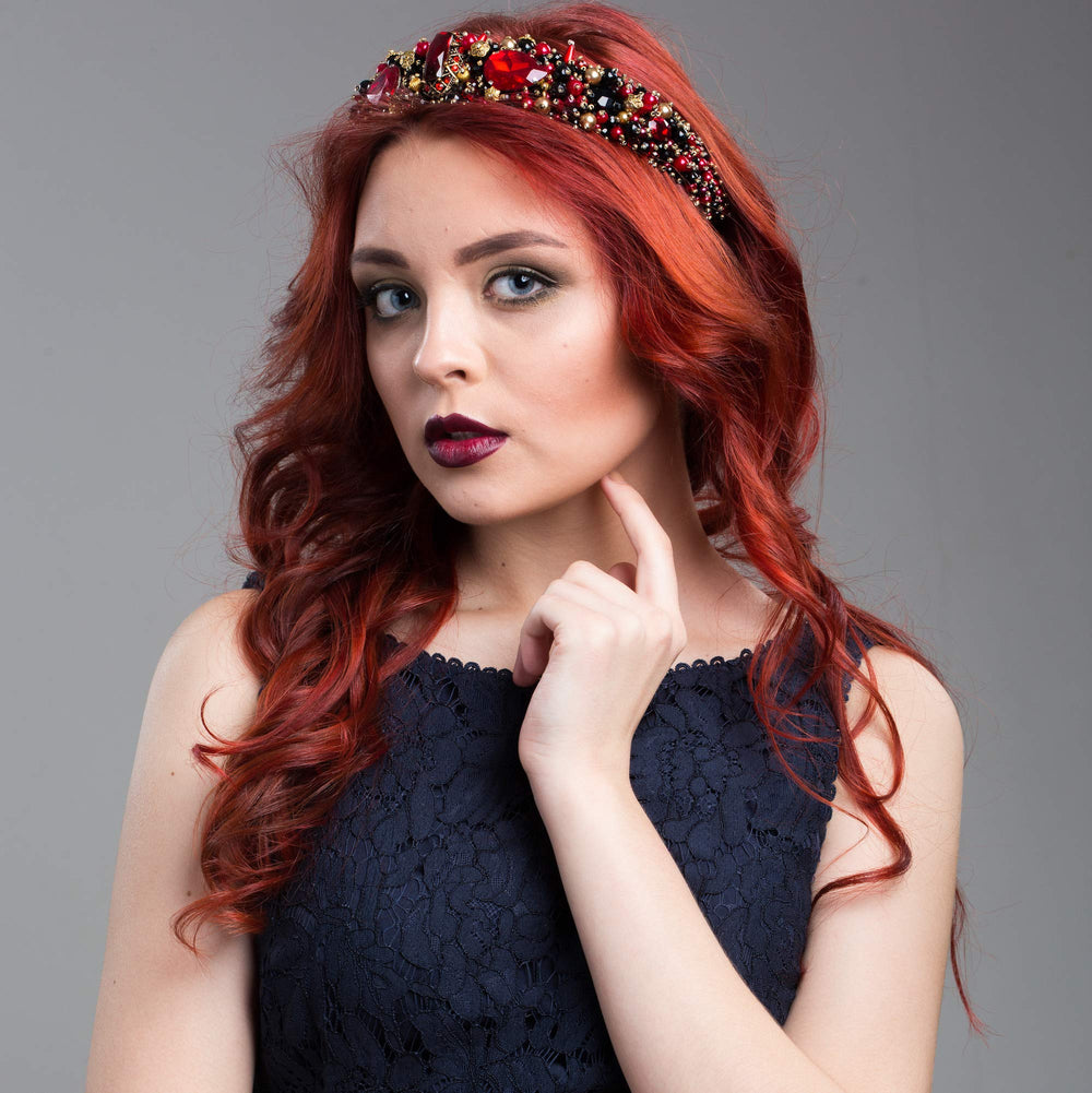 The Henna Guys – échantillon couleur vin rouge sur cheveux pour comparaison précise.