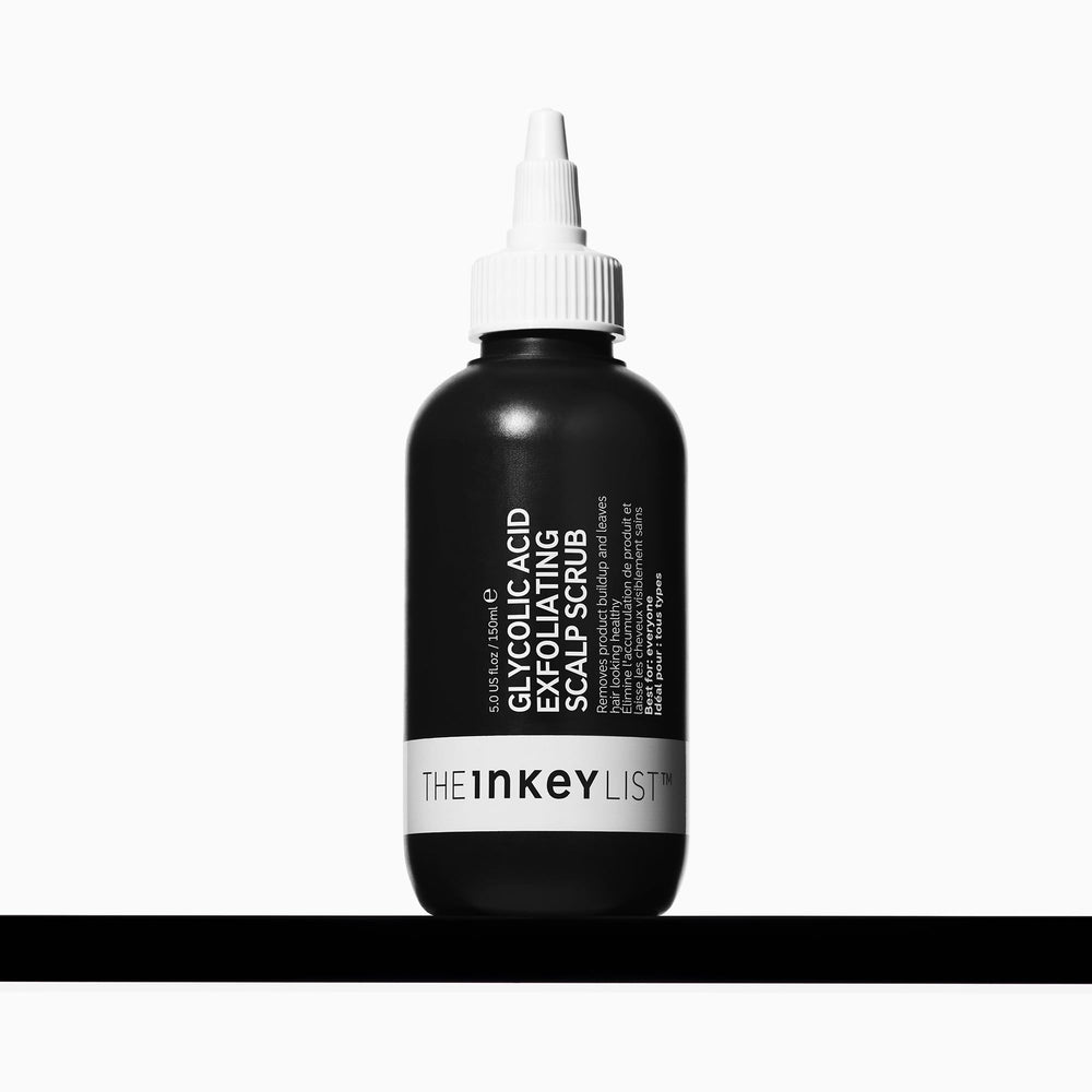 The INKEY List Glycolic Acid Exfoliating Scalp Scrub, bouteille 150 ml prête à exfolier le cuir chevelu.