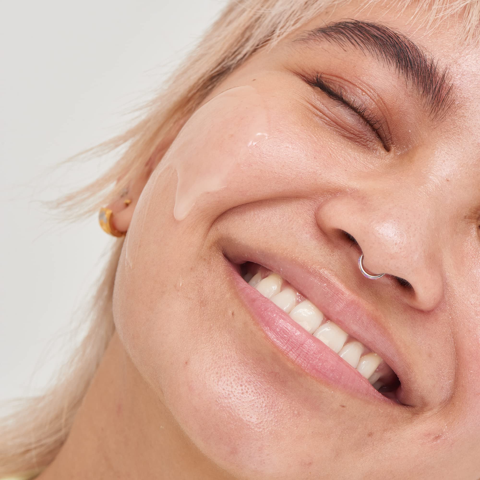 Utilisation matin et soir du sérum Niacinamide 10% sur le visage.