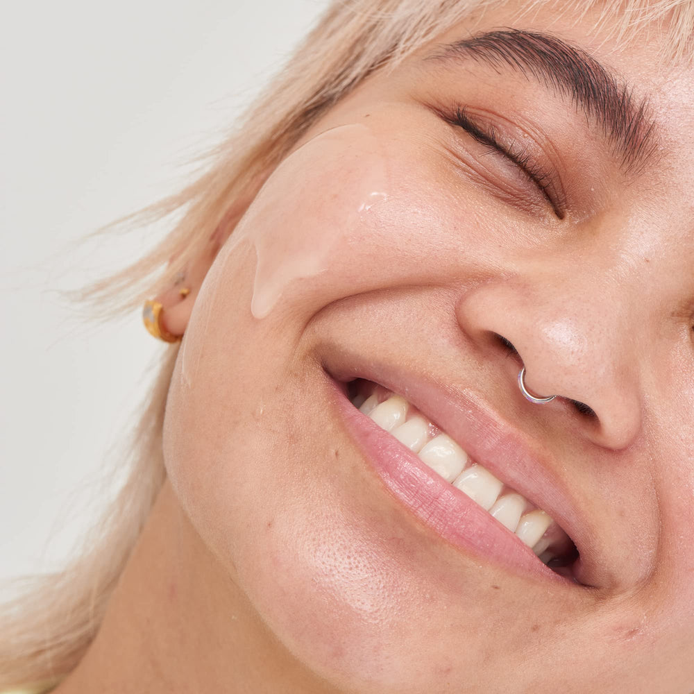 Utilisation matin et soir du sérum Niacinamide 10% sur le visage.