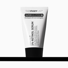Bouteille du sérum The INKEY List SuperSolutions 1% Retinol prête pour la routine du soir.