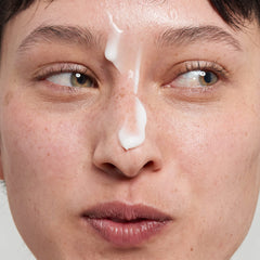 The INKEY List – texture crème légère, peau douce et éclat subtil après application.