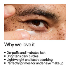 Application sur contours des yeux avec les doigts, massage doux.