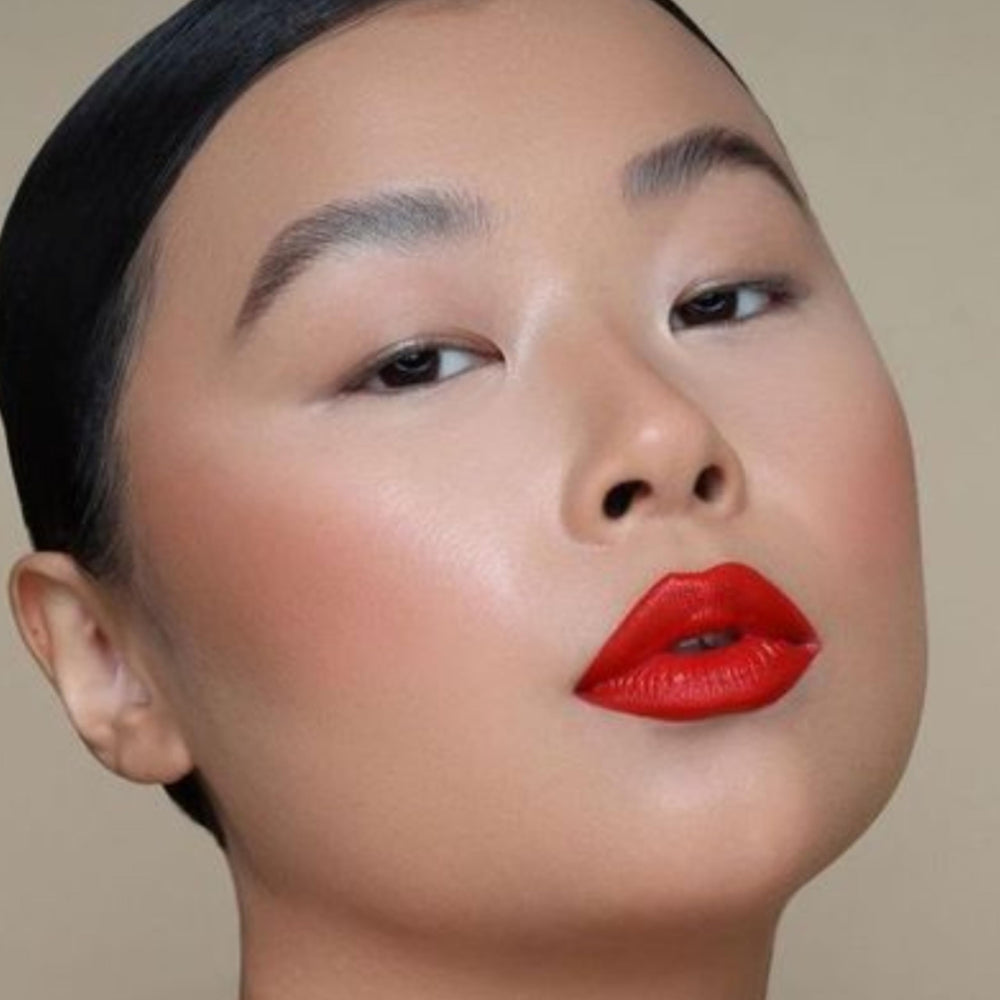 The Lip Bar Boy Trouble: peut être complété par une brillance pour plus d’éclat.