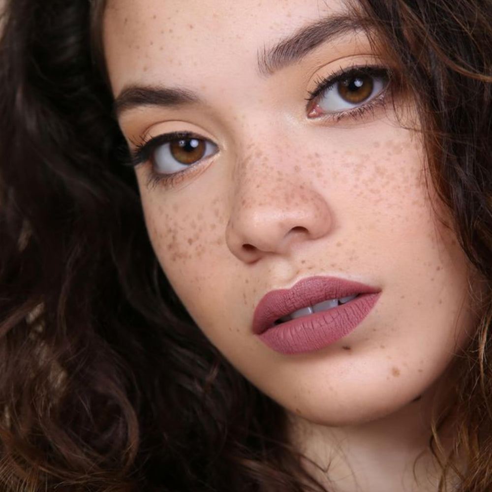 The Lip Bar Curlfriend - formule avec huile de jojoba et vitamine E.