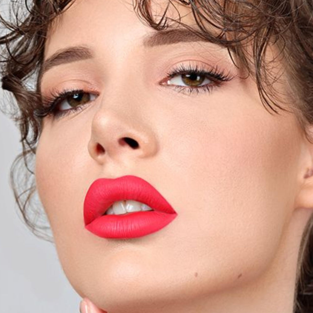 The Lip Bar Haute Mess: lèvres satinées après application.