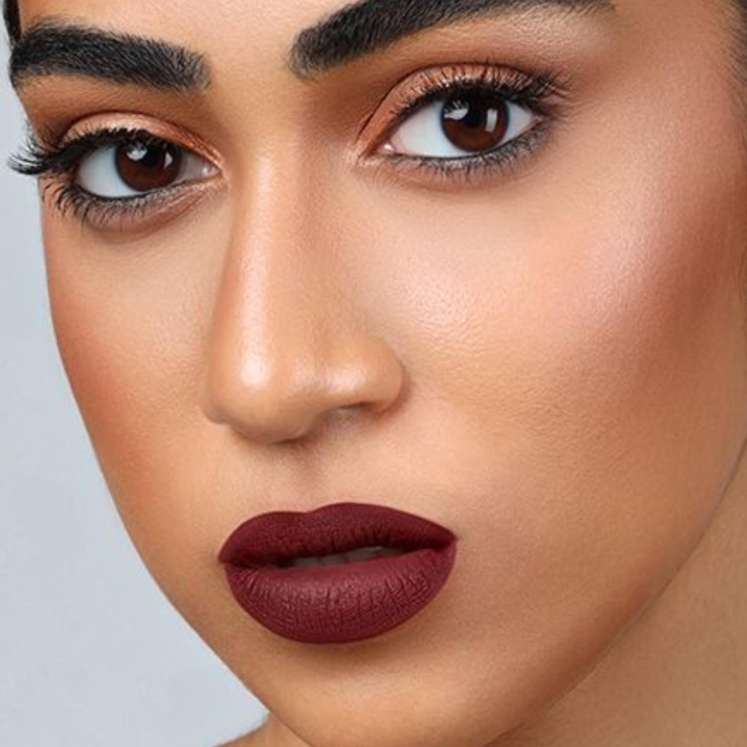Précision d’application du Rebel Liquid Matte pour un contour net