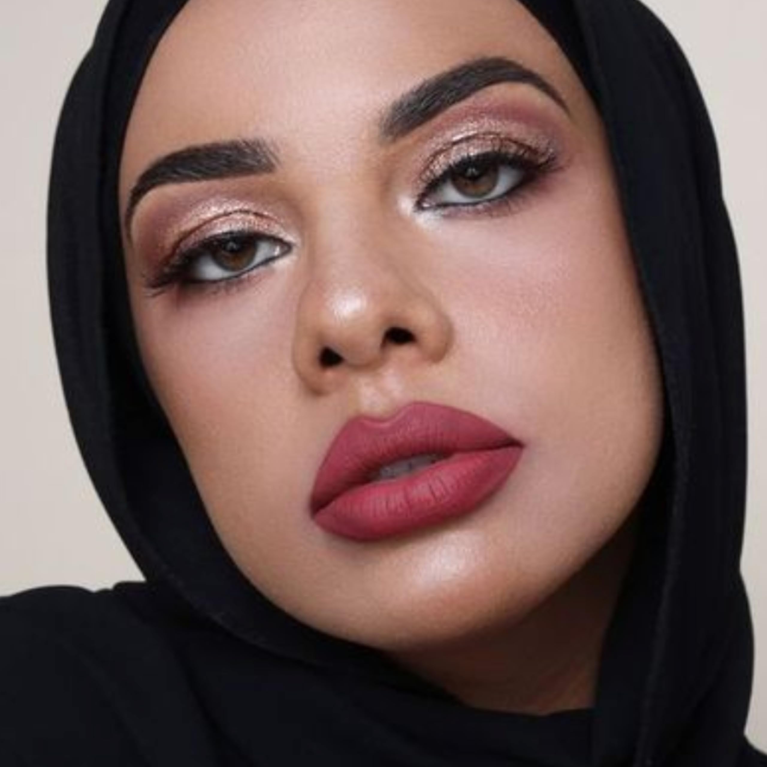 The Lip Bar Unimpressed peut s’intégrer avec d’autres produits TLB pour un effet ombré.