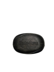 Texture riche et parfum frais du savon noir Dudu Osun pour la peau.