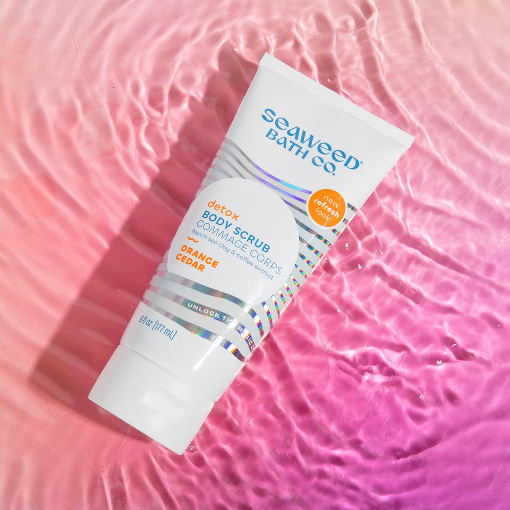 Parfum d’orange et cèdre du gommage Seaweed Bath Co. Detox, ambiance revitalisante.