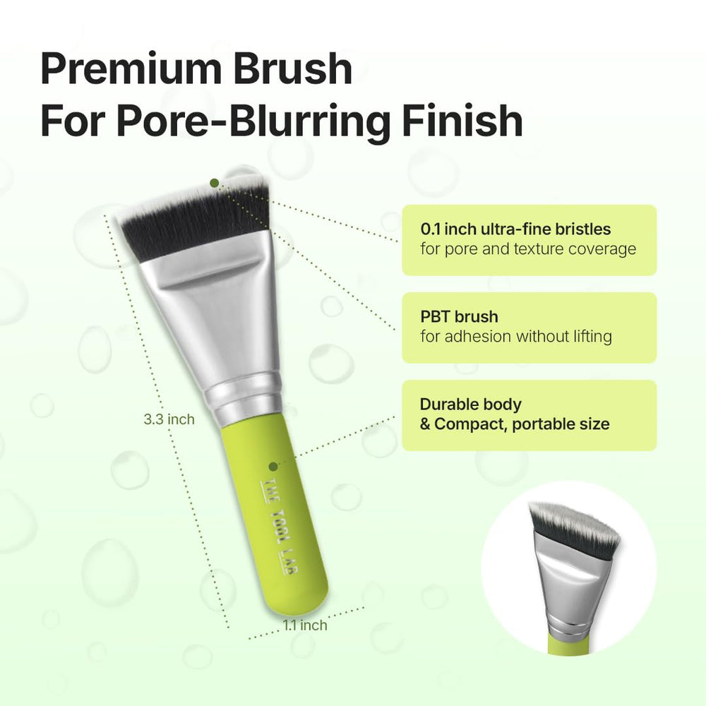 THE TOOL LAB Application maquillage liquide – fini naturel et précision.