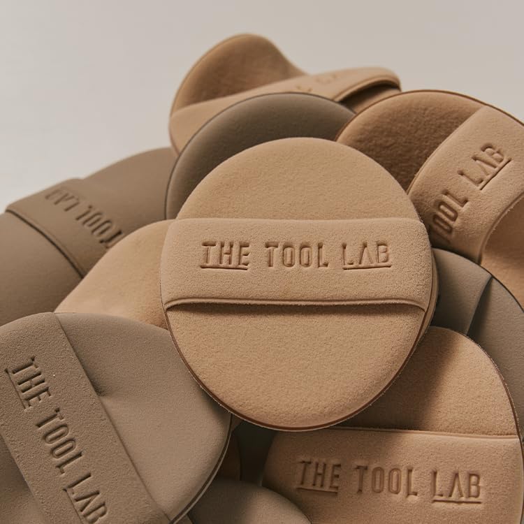 Pouf THE TOOL LAB mesure environ 6,6 cm, prise en main confortable.