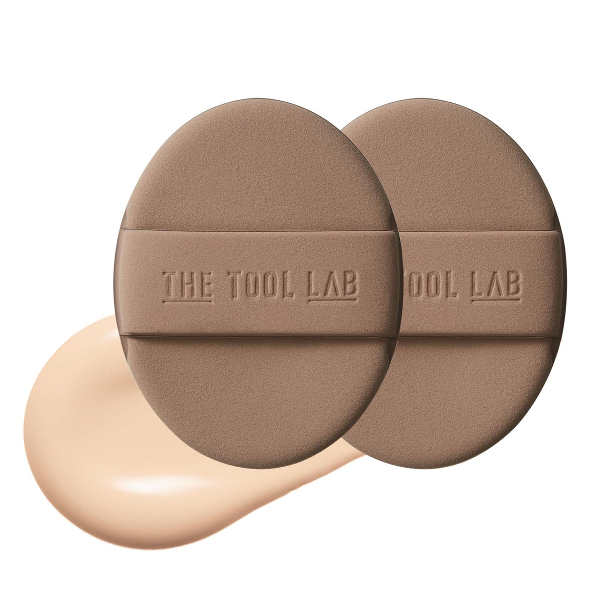 Pouf THE TOOL LAB lumineux ovale pour une application fluide du fond de teint liquide.