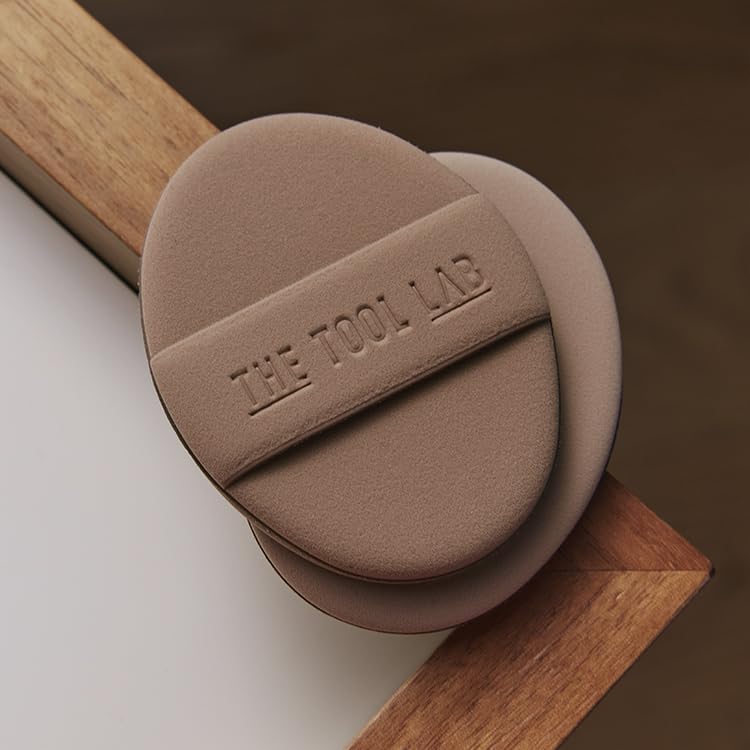 Pouf THE TOOL LAB polyvalent pour fond, blush et correcteur léger.
