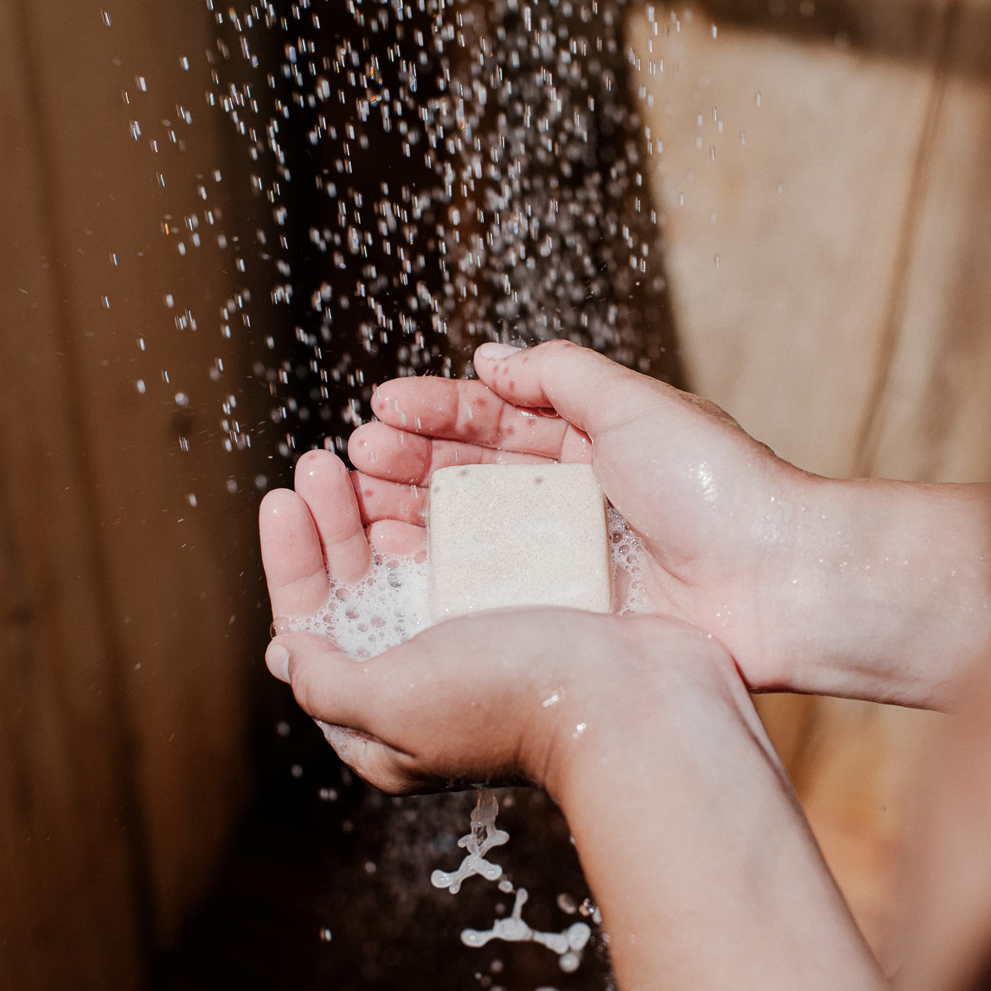 Composants huile d'abricot et jojoba de The Unscented Company nourrissent les longueurs.