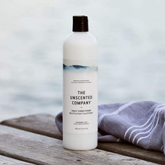Texture crèmeuse du conditionneur The Unscented Company pour démêlage facile