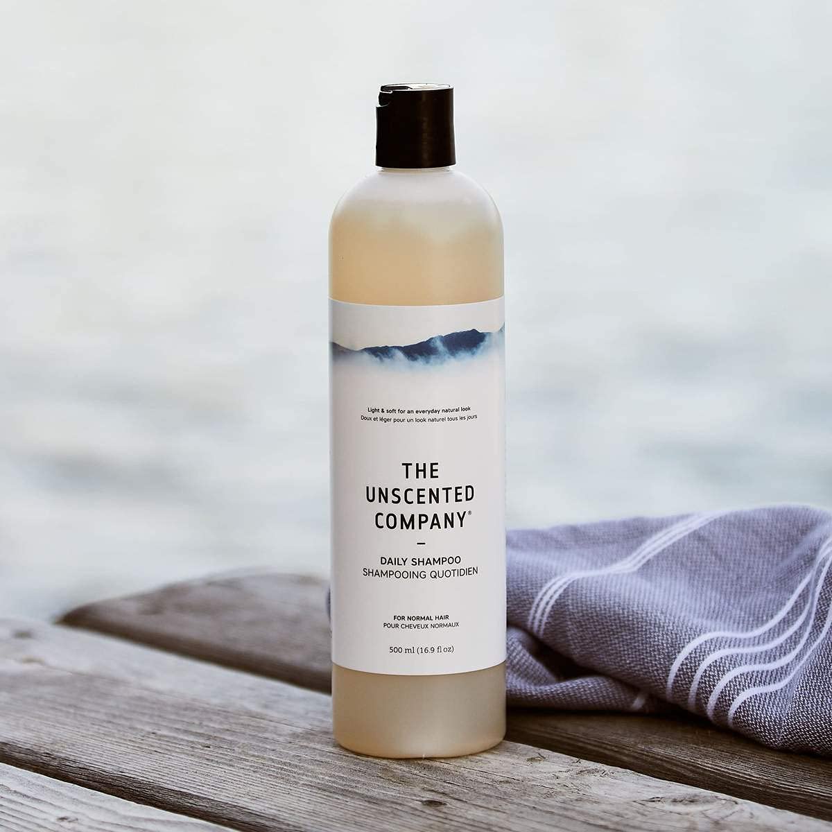 Application quotidienne The Unscented Company Daily Shampoo en routine pratique.