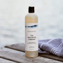 Application quotidienne The Unscented Company Daily Shampoo en routine pratique.