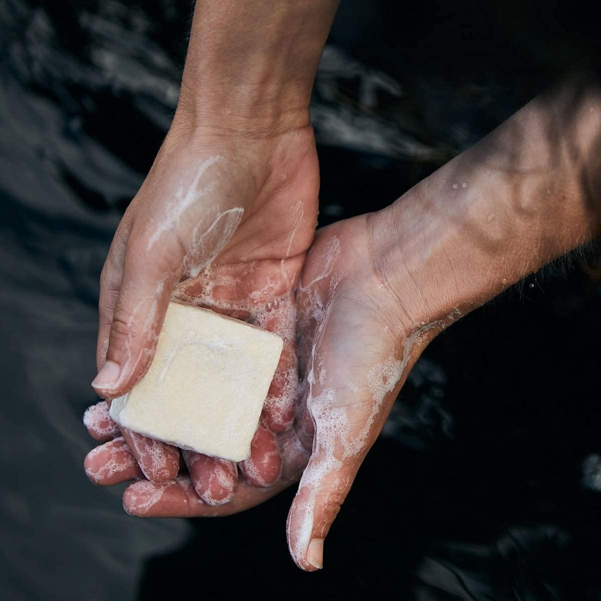 Emballage sans plastique de la barre-shampoing The Unscented Company, solution durable.