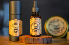THE VINTAGE GROOMING CO. Night Fury Oil – Gouttes précises pour enlever la cire moustache.