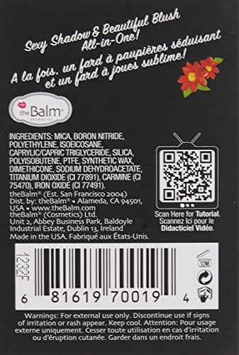 theBalm Hot Mama highlighter subtil pêche pour un éclat discret.