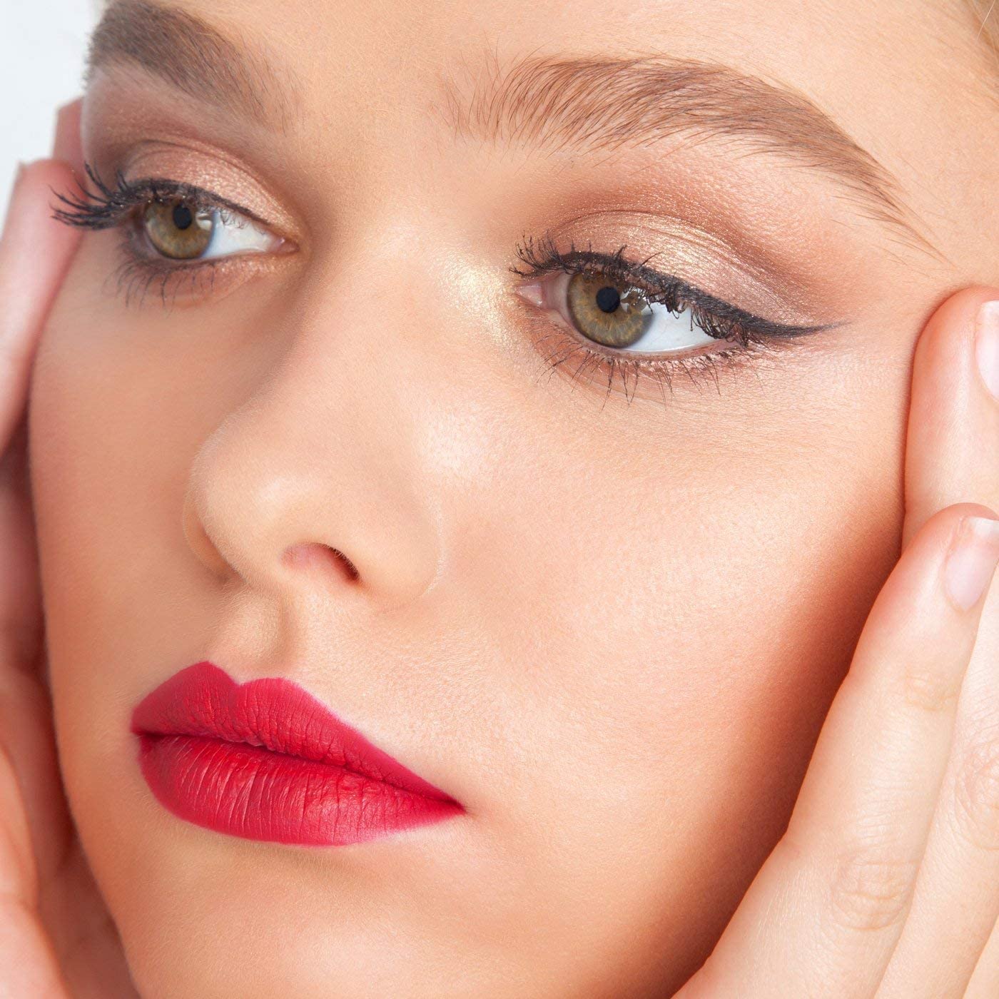 theBalm Schwing Eyeliner – Application précise sur paupières, résultat uniforme.