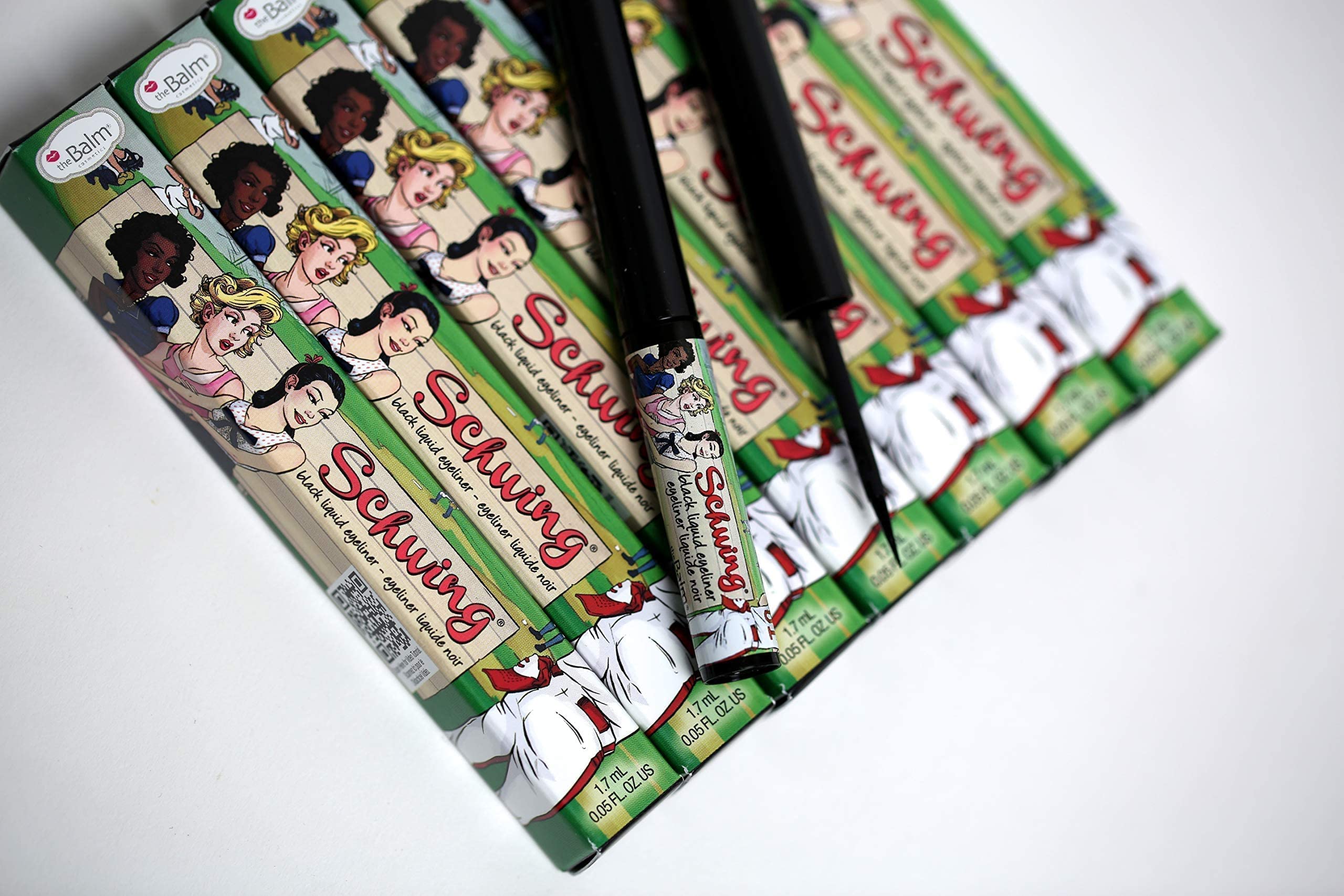 theBalm Schwing Eyeliner – Démonstration d'application rapide sur paupières.